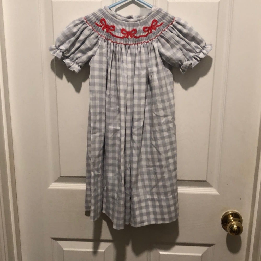 NWOT Delaney smocked dress 3t grey and white
